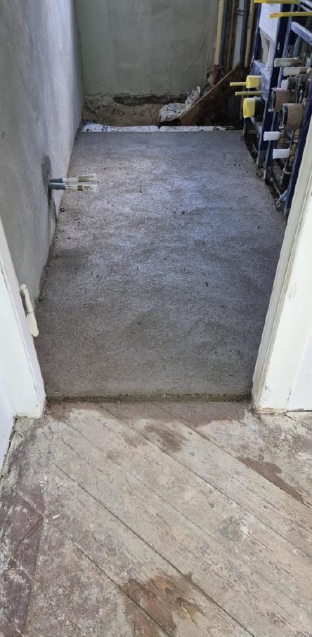 Bad – Vorher, Rohzustand vor Fliesenarbeiten